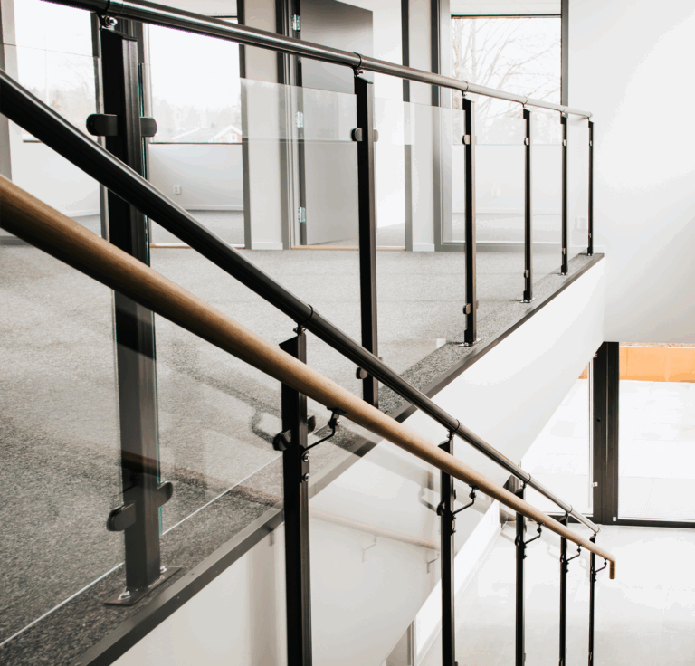 I tillegg til JOS-spiraltrappen har Weland også levert en rett trapp med glassrekkverk og plantekasser i cortenstål (Weland Design™)