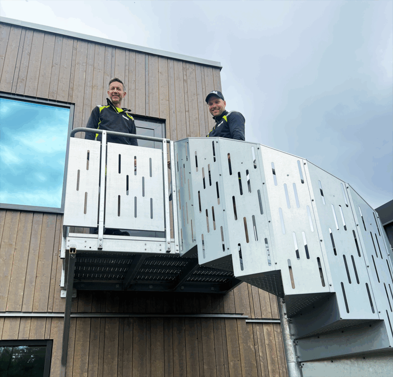 I tillegg til JOS-spiraltrappen har Weland også levert en rett trapp med glassrekkverk og plantekasser i cortenstål (Weland Design™)