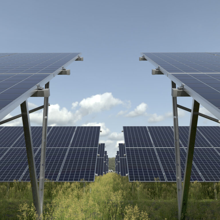 Weland Stål tilbyr festesystemer for både tak- og bakkemonterte solceller. 