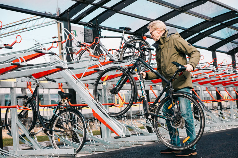 Borettslaget valgte sykkelstative i to etasjer for  å gi plass til mange sykler.