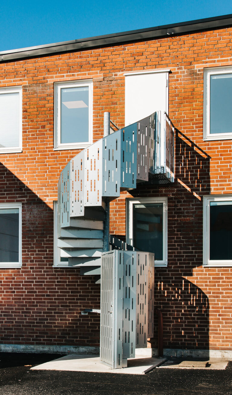 Med spiraltrappen JOS fra Weland fikk de en løsning som både løfter bygget og oppfyller ambisiøse krav til bærekraft.